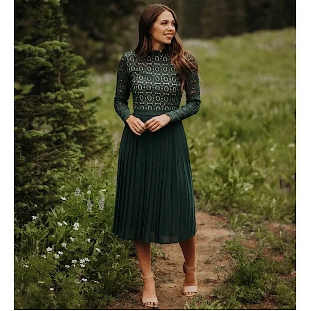 Ivy City Co. Arabella Long Sleeve Lace Midi Dress in Hunter Green Size S